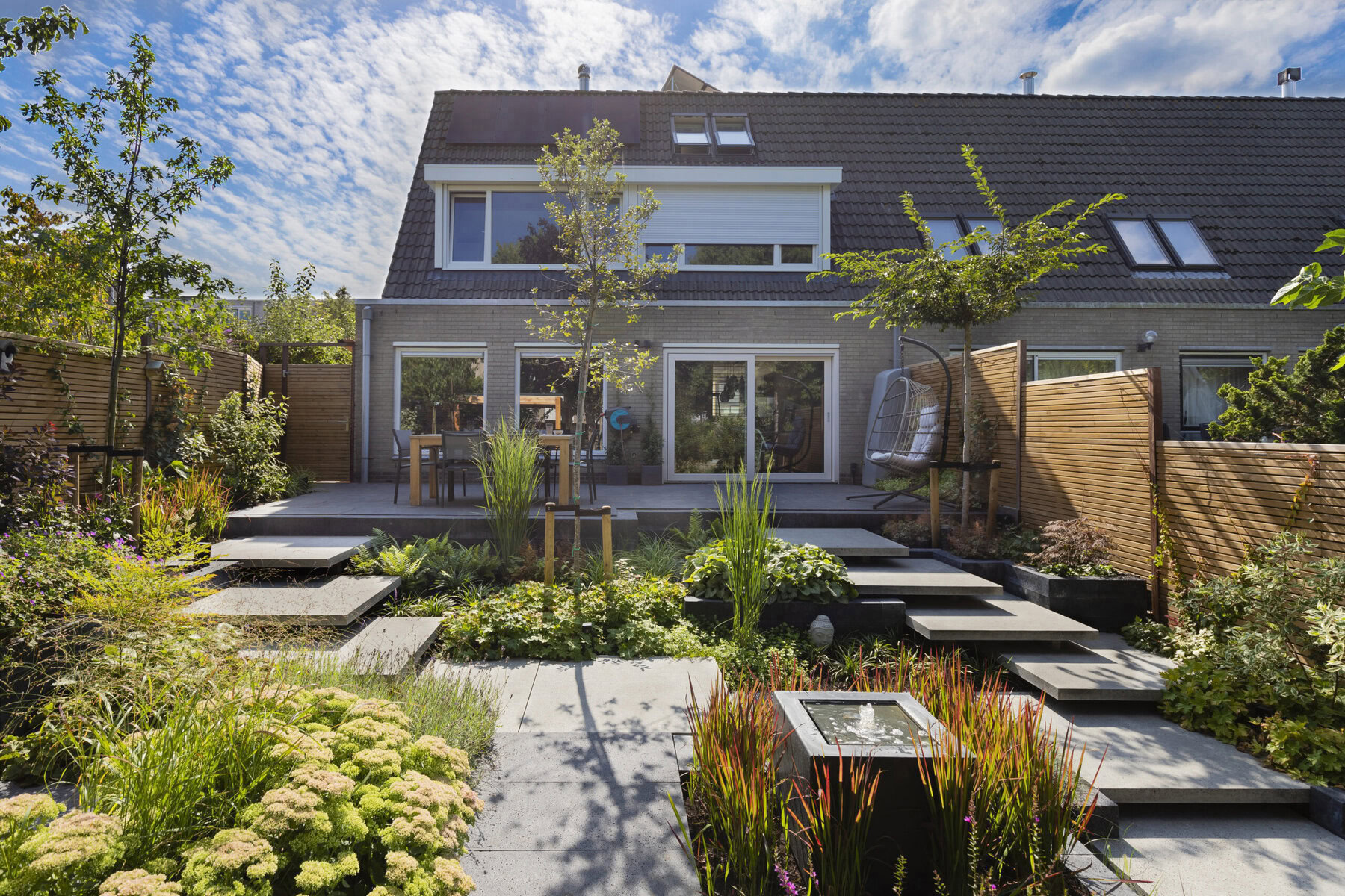 Groene gezinstuin in Koudekerk aan den Rijn met beplanting en terras