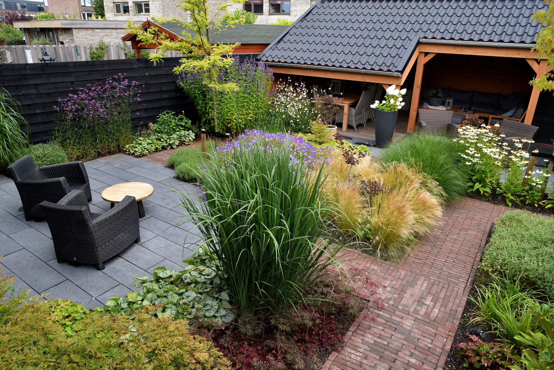 Groene stadstuin met terras en gevarieerde beplanting van Van Wijk Hoveniers