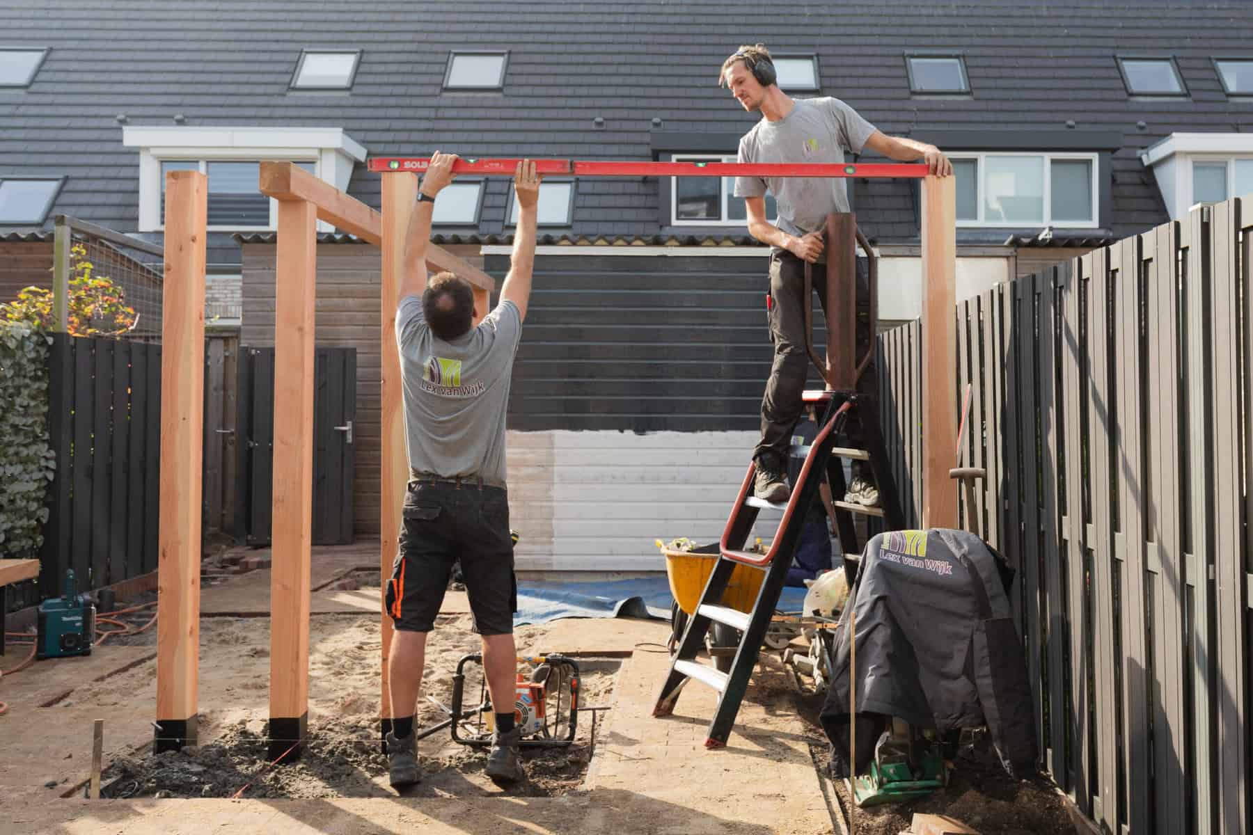 Tuinconstructie in aanbouw door Van Wijk Hoveniers.