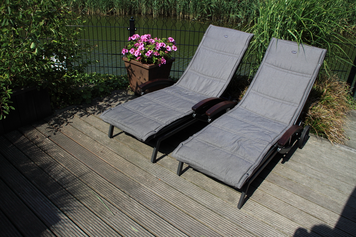 Zoetermeer tuin natuurlijk modern ligstoelen detail